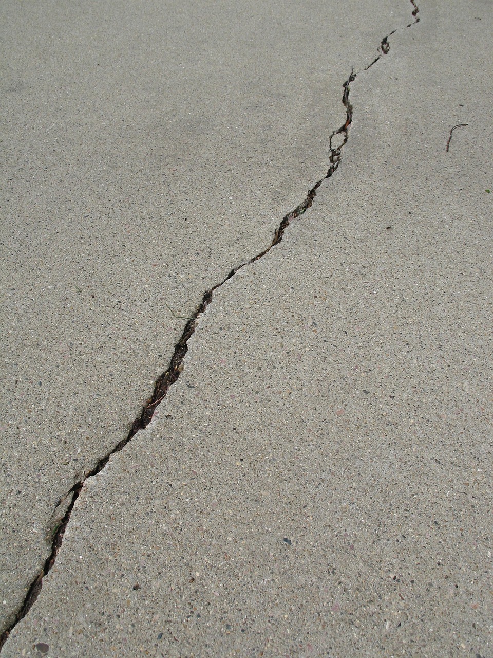 reboucher fissure mur : méthodes efficaces pour réparer rapidement réparation de fissures dans les murs : solutions efficaces et durables pour restaurer l'intégrité de vos murs rapidement et à moindre coût.